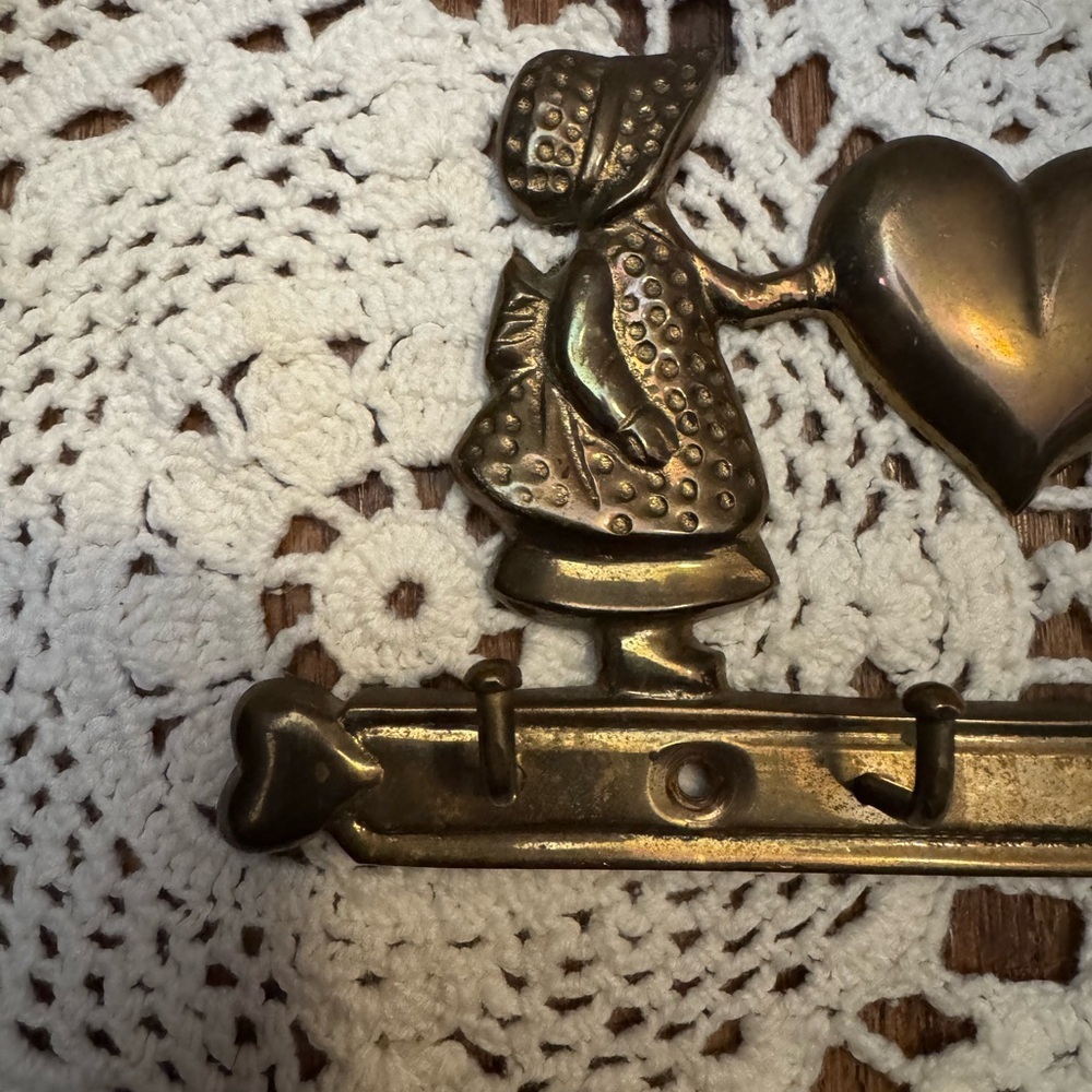Vintage 80’s Brass Upper Deck Co Boy/Girl Country Heart Key Holder - Picture 2 of 9